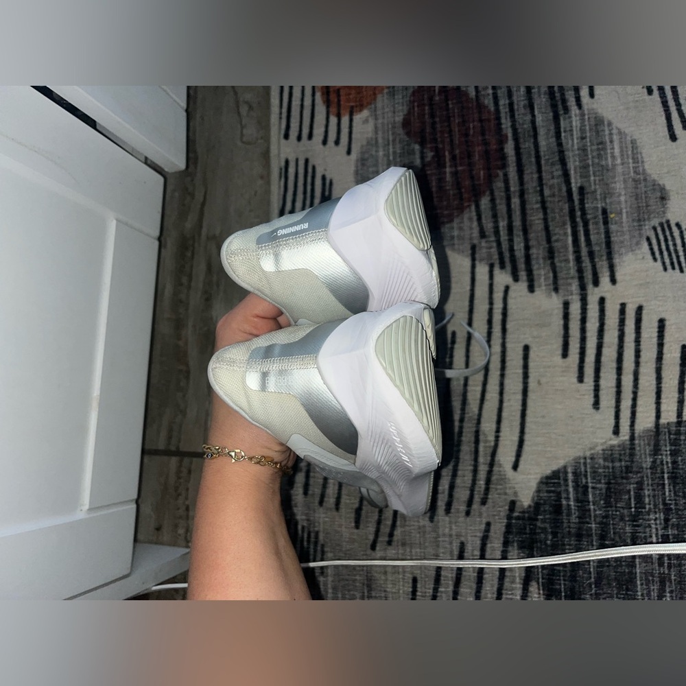 Nike Women’s Zoom Winflo White Silver Size 10 - Picture 9 of 9